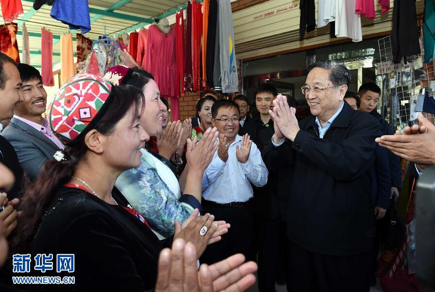 9月27日，中共中央政治局常委、全國政協(xié)主席、中央代表團團長俞正聲率中央代表團部分成員赴喀什地區(qū)莎車縣看望各族干部群眾。這是俞正聲在莎車縣艾力西湖鎮(zhèn)21村看望慰問維吾爾族群眾。新華社記者 饒愛民 攝