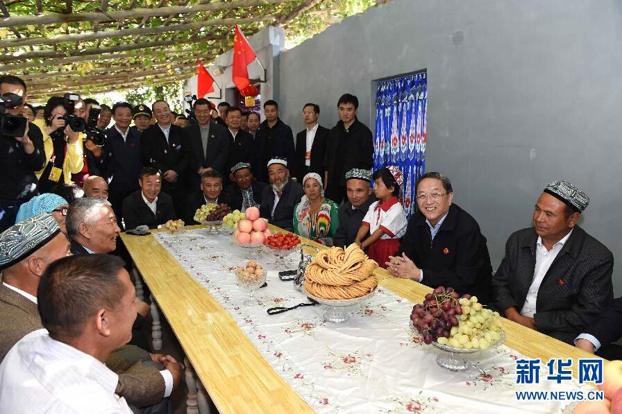 9月27日，中共中央政治局常委、全國政協(xié)主席、中央代表團團長俞正聲率中央代表團部分成員赴喀什地區(qū)莎車縣看望各族干部群眾。這是俞正聲到新疆生產(chǎn)建設兵團第三師莎車農(nóng)場維吾爾族團場職工家中看望。新華社記者 饒愛民 攝