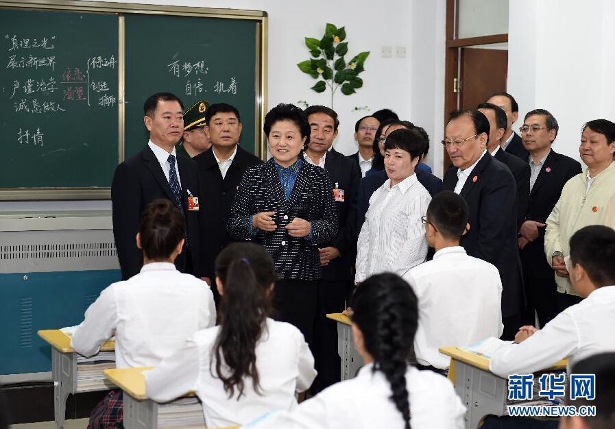 9月27日，中共中央政治局委員、國務(wù)院副總理、中央代表團副團長劉延?xùn)|率中央代表團分團，帶著黨中央、國務(wù)院的親切關(guān)懷和全國各族人民的深切情誼，來到和田地區(qū)、阿克蘇地區(qū)慰問各族干部群眾，并祝賀大家中秋節(jié)快樂。這是劉延?xùn)|視察對口援建的和田天津中學(xué)。新華社記者 張領(lǐng) 攝