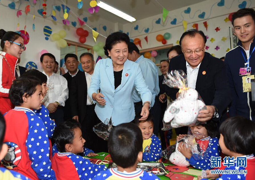 9月27日，中共中央政治局委員、國務(wù)院副總理、中央代表團副團長劉延?xùn)|率中央代表團分團，帶著黨中央、國務(wù)院的親切關(guān)懷和全國各族人民的深切情誼，來到和田地區(qū)、阿克蘇地區(qū)慰問各族干部群眾，并祝賀大家中秋節(jié)快樂。這是劉延?xùn)|在阿克蘇市“雙語”幼兒園與孩子們在一起。新華社記者 張領(lǐng) 攝