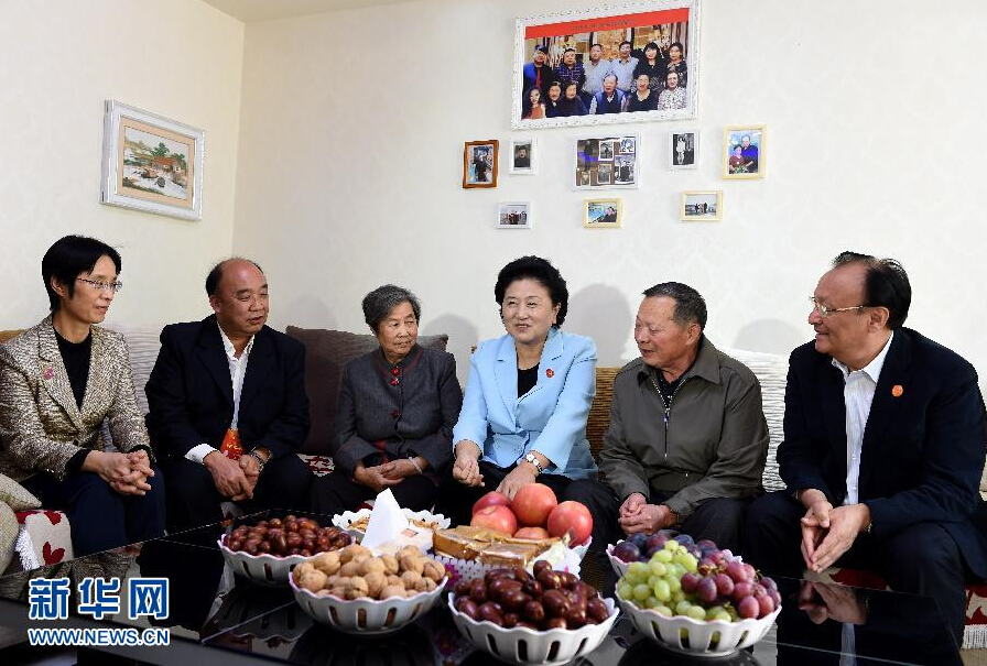 9月27日，中共中央政治局委員、國務(wù)院副總理、中央代表團副團長劉延?xùn)|率中央代表團分團，帶著黨中央、國務(wù)院的親切關(guān)懷和全國各族人民的深切情誼，來到和田地區(qū)、阿克蘇地區(qū)慰問各族干部群眾，并祝賀大家中秋節(jié)快樂。這是劉延?xùn)|來到新疆生產(chǎn)建設(shè)兵團第一師五團團場退休職工包春祥家中慰問。新華社記者 張領(lǐng) 攝