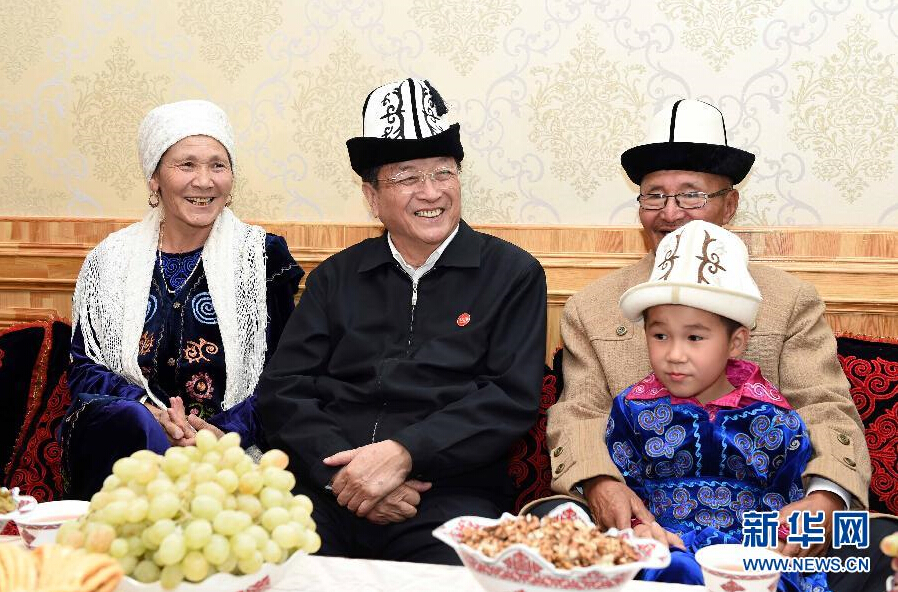 9月28日，中共中央政治局常委、全國政協(xié)主席、中央代表團(tuán)團(tuán)長俞正聲率中央代表團(tuán)部分成員赴祖國最西端的新疆克孜勒蘇柯爾克孜自治州看望慰問各族干部群眾。這是俞正聲來到阿圖什市光明街道辦事處團(tuán)結(jié)路社區(qū)看望柯爾克孜族居民。新華社記者 饒愛民 攝