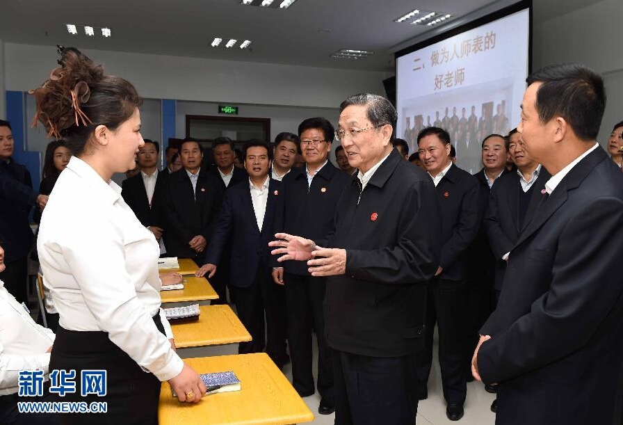 9月28日，中共中央政治局常委、全國政協(xié)主席、中央代表團(tuán)團(tuán)長俞正聲率中央代表團(tuán)部分成員赴祖國最西端的新疆克孜勒蘇柯爾克孜自治州看望慰問各族干部群眾。這是俞正聲來到克州雙語師資培訓(xùn)學(xué)校，與老師、學(xué)員交流談心。新華社記者 饒愛民 攝
