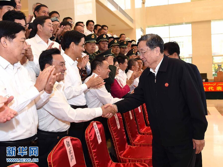 9月28日，中共中央政治局常委、全國政協(xié)主席、中央代表團(tuán)團(tuán)長俞正聲率中央代表團(tuán)部分成員赴祖國最西端的新疆克孜勒蘇柯爾克孜自治州看望慰問各族干部群眾。這是俞正聲接見克州有關(guān)負(fù)責(zé)同志、各界人士代表和援疆干部代表。新華社記者 饒愛民 攝
