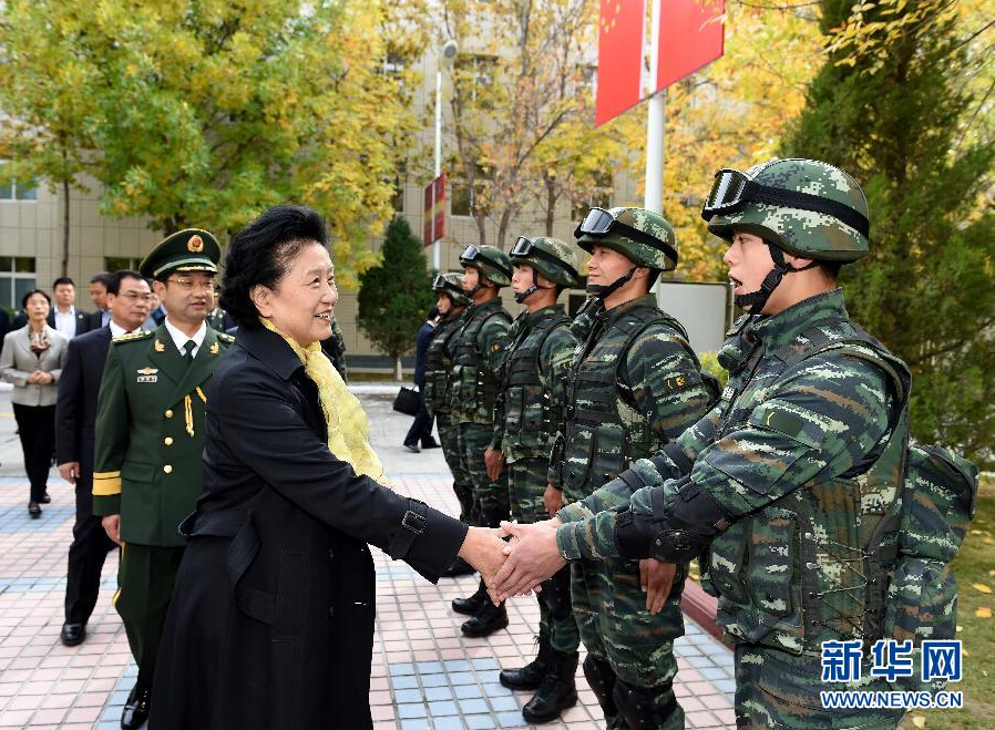 9月28日，中共中央政治局委員、國務院副總理、中央代表團副團長劉延東率中央代表團分團赴阿克蘇地區(qū)、伊犁哈薩克自治州慰問，與各族干部群眾共度節(jié)日、共享歡樂。這是劉延東在伊犁武警8660部隊駐地慰問官兵。新華社記者張領攝