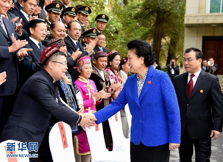 9月28日，中共中央政治局委員、國務院副總理、中央代表團副團長劉延東率中央代表團分團赴阿克蘇地區(qū)、伊犁哈薩克自治州慰問，與各族干部群眾共度節(jié)日、共享歡樂。這是劉延東接見伊犁黨政軍負責同志和各族各界人士、先進模范、援疆干部代表等。新華社記者張領攝