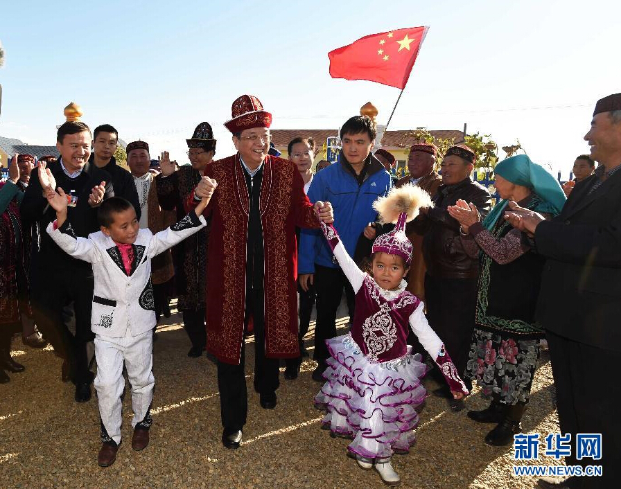 9月29日，中共中央政治局常委、全國(guó)政協(xié)主席、中央代表團(tuán)團(tuán)長(zhǎng)俞正聲率中央代表團(tuán)部分成員赴阿勒泰地區(qū)看望各族干部群眾。這是俞正聲來(lái)到布爾津縣也拉曼牧民定居新村看望哈薩克族牧民。新華社記者 高潔 攝