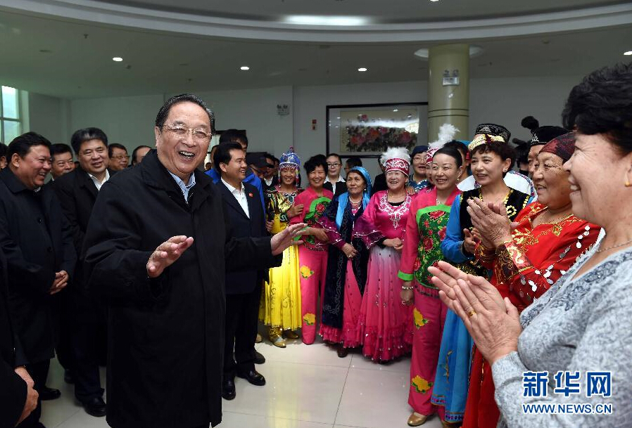 9月29日，中共中央政治局常委、全國(guó)政協(xié)主席、中央代表團(tuán)團(tuán)長(zhǎng)俞正聲率中央代表團(tuán)部分成員赴阿勒泰地區(qū)看望各族干部群眾。這是俞正聲來(lái)到阿勒泰地區(qū)老年人活動(dòng)中心慰問(wèn)群眾。新華社記者 饒愛(ài)民 攝
