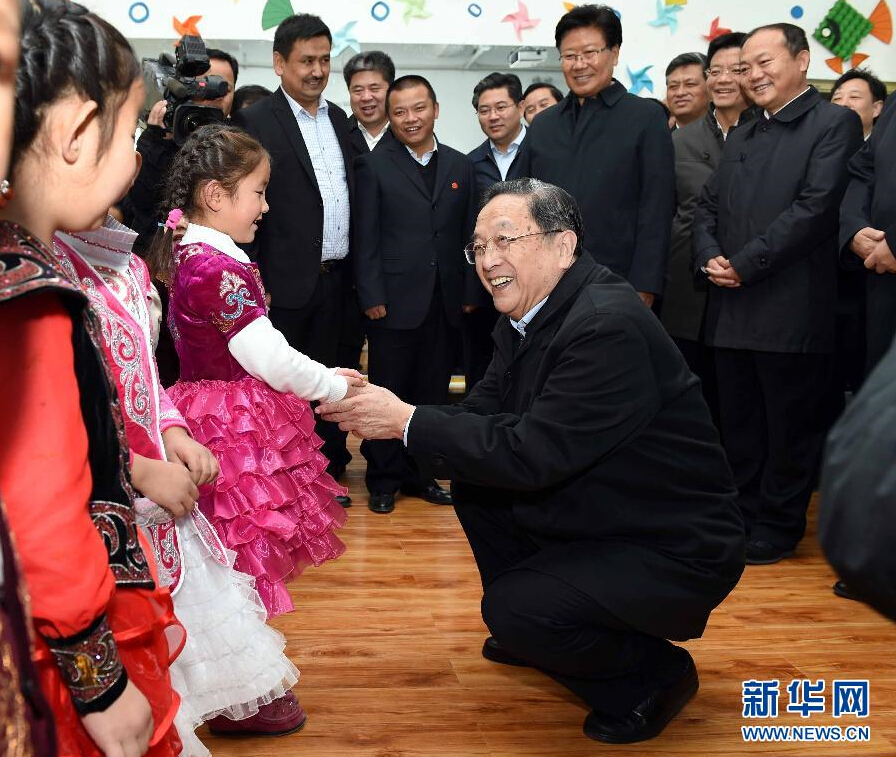 9月29日，中共中央政治局常委、全國(guó)政協(xié)主席、中央代表團(tuán)團(tuán)長(zhǎng)俞正聲率中央代表團(tuán)部分成員赴阿勒泰地區(qū)看望各族干部群眾。這是俞正聲來(lái)到布爾津縣也拉曼牧民定居新村幼兒園，同小朋友交流。新華社記者 饒愛(ài)民 攝