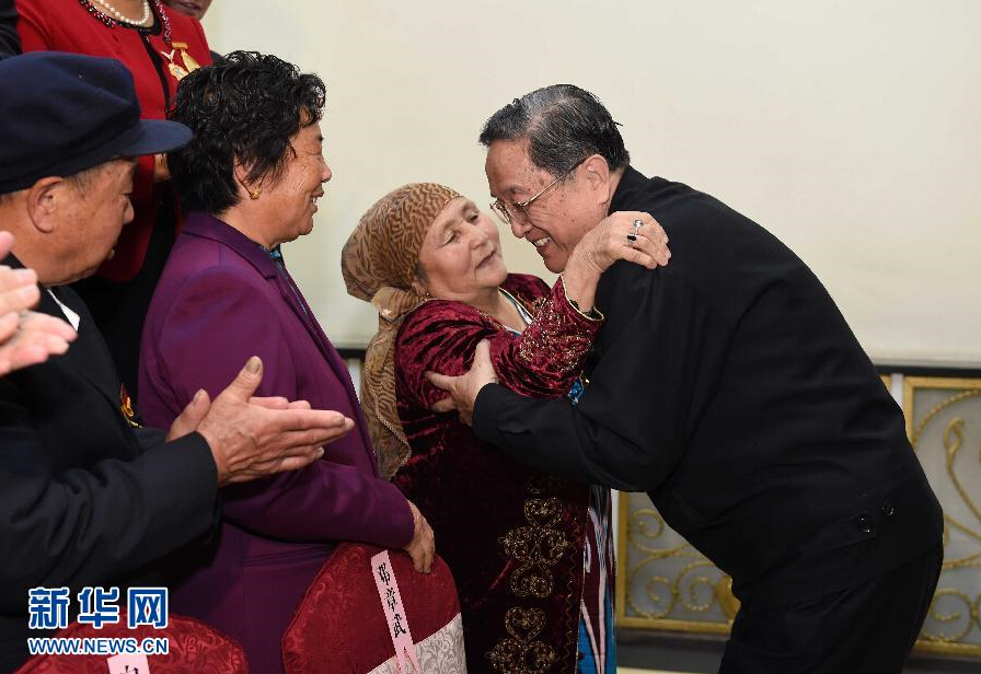 9月29日，中共中央政治局常委、全國(guó)政協(xié)主席、中央代表團(tuán)團(tuán)長(zhǎng)俞正聲率中央代表團(tuán)部分成員赴阿勒泰地區(qū)看望各族干部群眾。這是俞正聲接見(jiàn)阿勒泰地區(qū)有關(guān)負(fù)責(zé)同志、各界人士代表和援疆干部代表時(shí)與維吾爾族老人阿尼帕·阿力馬洪親切擁抱。阿尼帕·阿力馬洪先后收養(yǎng)漢、回、維吾爾、哈薩克4個(gè)民族的10個(gè)孤兒。新華社記者 饒愛(ài)民 攝 