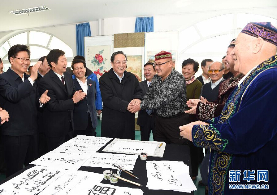 9月29日，中共中央政治局常委、全國(guó)政協(xié)主席、中央代表團(tuán)團(tuán)長(zhǎng)俞正聲率中央代表團(tuán)部分成員赴阿勒泰地區(qū)看望各族干部群眾。這是俞正聲來(lái)到阿勒泰地區(qū)老年人活動(dòng)中心，觀看老同志書(shū)畫展，同老同志親切交談。新華社記者 高潔 攝