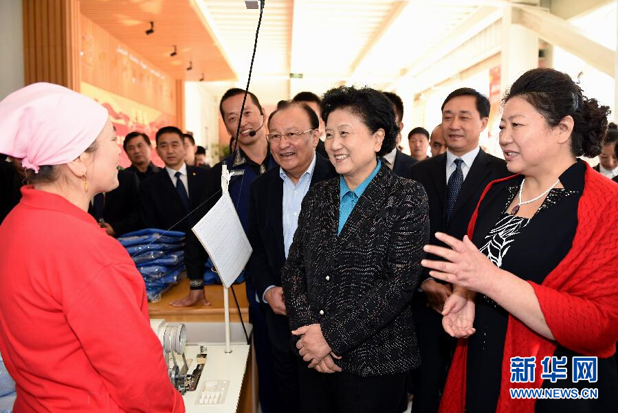9月29日，中共中央政治局委員、國(guó)務(wù)院副總理、中央代表團(tuán)副團(tuán)長(zhǎng)劉延?xùn)|率中央代表團(tuán)分團(tuán)在伊犁哈薩克自治州看望慰問(wèn)各族干部群眾。這是劉延?xùn)|來(lái)到伊寧市坤漠服裝有限公司考察慰問(wèn)，與維吾爾族女工阿里雅·克里木親切交談。新華社記者張領(lǐng)攝