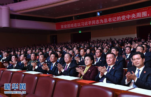     9月30日，慶祝新疆維吾爾自治區(qū)成立60周年文藝晚會(huì)《新疆禮贊》在新疆人民會(huì)堂精彩呈現(xiàn)。中共中央政治局常委、全國(guó)政協(xié)主席、中央代表團(tuán)團(tuán)長(zhǎng)俞正聲，與2000余名各族群眾代表一起觀看演出。新華社記者 饒愛(ài)民 攝