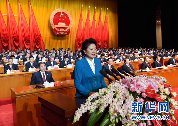 10月1日，慶祝中華人民共和國成立66周年暨新疆維吾爾自治區(qū)成立60周年大會在新疆人民會堂隆重舉行。這是中共中央政治局委員、國務(wù)院副總理、中央代表團副團長劉延?xùn)|宣讀中共中央、全國人大常委會、國務(wù)院、全國政協(xié)、中央軍委關(guān)于慶祝新疆維吾爾自治區(qū)成立60周年的賀電。新華社記者 饒愛民 攝 