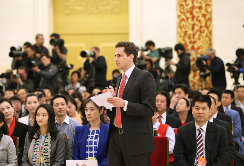 3月15日，國務院總理李克強在北京人民大會堂與中外記者見面，并回答記者提問。這是一位記者在提問。 新華社記者 劉衛(wèi)兵攝
