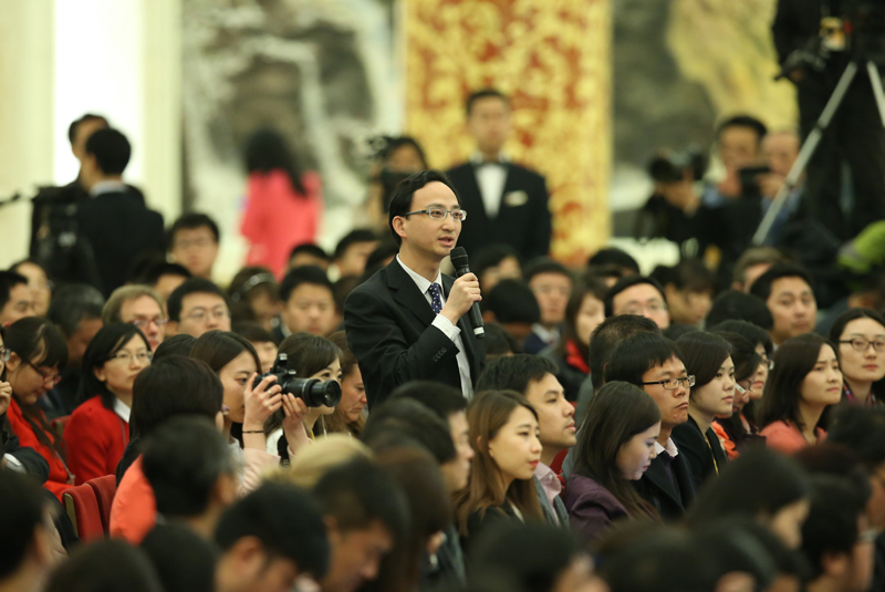 3月15日，國務院總理李克強在北京人民大會堂與中外記者見面，并回答記者提問。這是一位記者在提問。 新華社記者 龐興雷 攝
