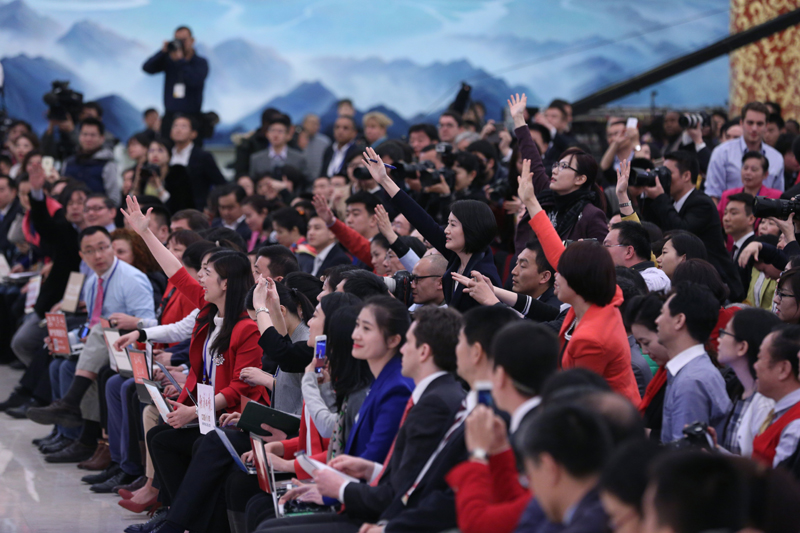 3月15日，國務院總理李克強在北京人民大會堂與中外記者見面，并回答記者提問。這是記者舉手爭取提問機會。 新華社記者 才揚 攝