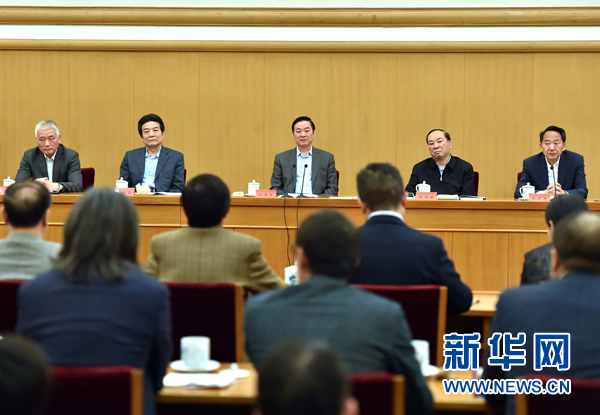 4月8日，中共中央政治局委員、中央書記處書記、中宣部部長劉奇葆在北京同講好中國故事專家學(xué)者、文化交流使者研討班學(xué)員座談。 新華社記者李濤 攝