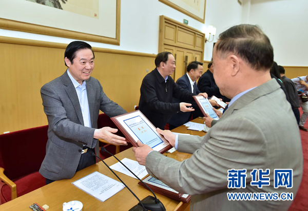 4月8日，中共中央政治局委員、中央書記處書記、中宣部部長劉奇葆在北京同講好中國故事專家學(xué)者、文化交流使者研討班學(xué)員座談。這是劉奇葆在座談會(huì)上向獲得講好中國故事文化交流使者稱號的代表頒發(fā)證書。新華社記者 李濤 攝