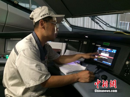 中車青島四方機(jī)車車輛股份有限公司高鐵調(diào)試高級(jí)技師周勇在演示調(diào)試過程。中新網(wǎng) 邱宇 攝