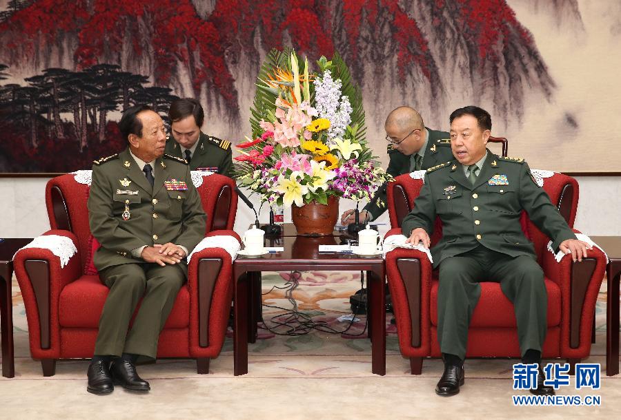 10月13日，中央軍委副主席范長龍在北京會見柬埔寨王國副首相兼國防大臣迪班。 新華社記者 馬占成 攝 