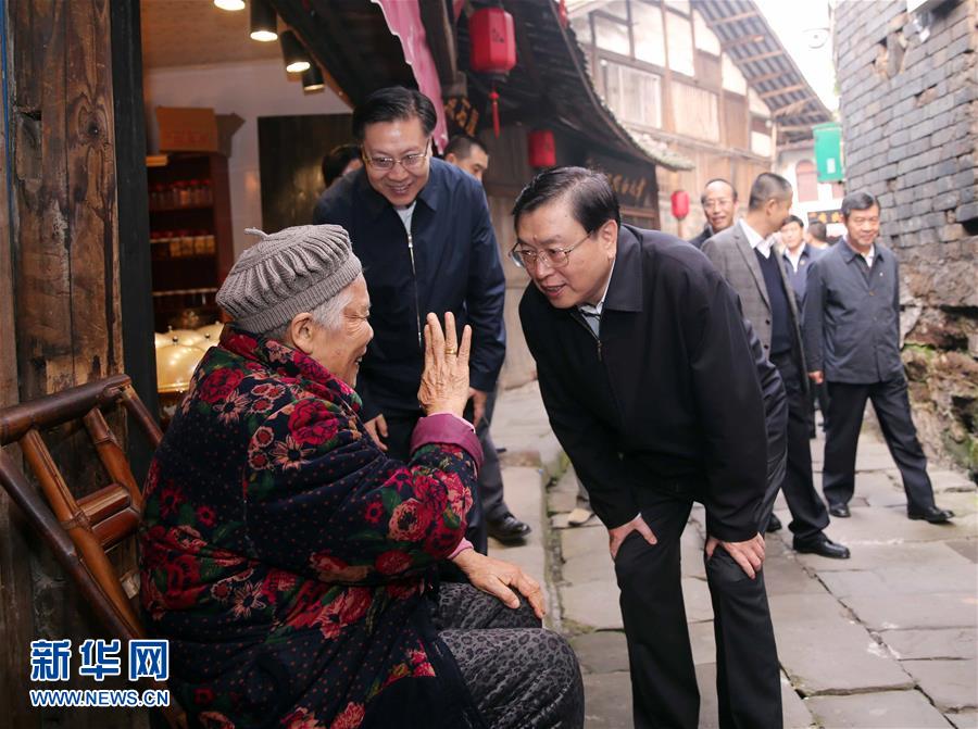 這是11月21日，張德江在宜賓李莊鎮(zhèn)同濟社區(qū)與居民親切交談。 新華社記者 劉衛(wèi)兵 攝 