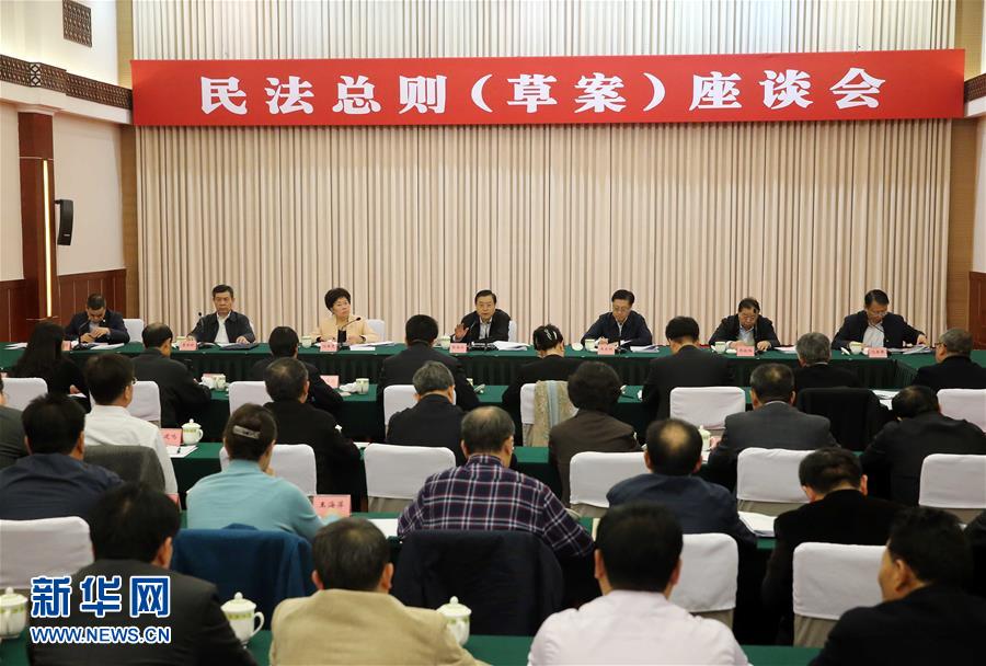 這是11月23日，張德江在成都主持召開座談會，11個省（區(qū)、市）人大常委會負責同志、部分全國人大代表、法律工作者及專家學者參加會議。新華社記者 劉衛(wèi)兵 攝 