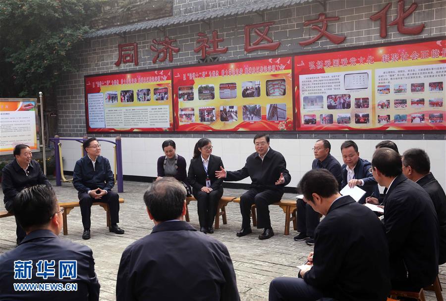這是11月21日，張德江來到宜賓李莊鎮(zhèn)同濟社區(qū)，了解社區(qū)的工作情況。 新華社記者 劉衛(wèi)兵 攝 
