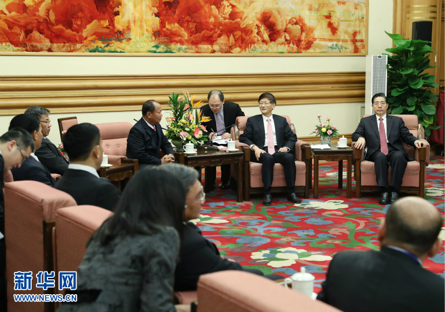 12月27日，中共中央政治局委員、中央政法委書記孟建柱在北京集體會見出席湄公河流域執(zhí)法安全合作機(jī)制成立五周年部長級會議的各國代表團(tuán)團(tuán)長。新華社記者 王曄 攝 