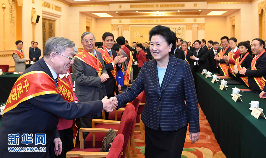 12月29日，中共中央政治局委員、國務(wù)院副總理劉延?xùn)|在北京與中醫(yī)藥高等學(xué)校教學(xué)名師座談。這是座談會前，劉延?xùn)|與獲得表彰的教師握手。新華社記者 張鐸 攝