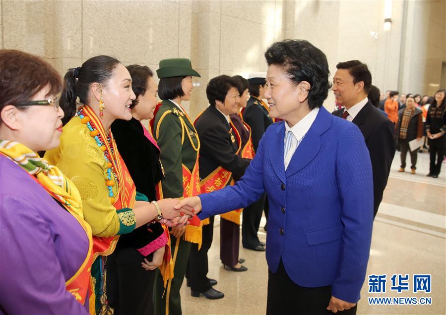 3月8日，由全國婦聯(lián)主辦的“三八”國際婦女節(jié)紀(jì)念暨表彰大會(huì)在北京舉行。中共中央政治局委員、國務(wù)院副總理劉延?xùn)|，中共中央政治局委員、國家副主席李源潮會(huì)見受表彰的先進(jìn)代表。新華社記者殷剛攝
