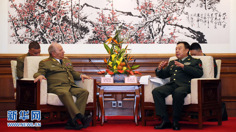 3月28日，中央軍委副主席范長龍在北京釣魚臺國賓館會見來華訪問的古巴革命武裝力量部部長萊奧波爾多·辛特拉。 新華社發(fā)（劉芳 攝） 