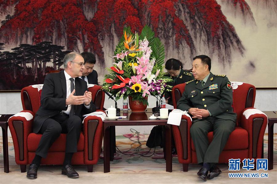3月31日，中央軍委副主席范長(zhǎng)龍?jiān)诒本?huì)見(jiàn)來(lái)訪的瑞士國(guó)防、民防和體育部長(zhǎng)帕莫蘭。 新華社記者 劉芳 攝