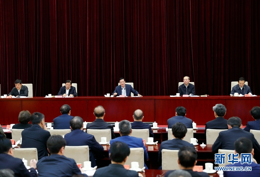 4月13日，中央宣傳部、中央政法委在北京召開貫徹落實《關(guān)于進一步把社會主義核心價值觀融入法治建設(shè)的指導(dǎo)意見》電視電話會議。中共中央政治局委員、中央書記處書記、中宣部部長劉奇葆出席會議并講話。新華社記者丁海濤攝