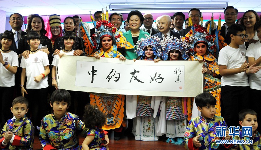 4月20日，在約旦首都安曼，中國(guó)國(guó)務(wù)院副總理劉延?xùn)|（中）考察TAG孔子學(xué)院。 新華社記者林曉蔚攝