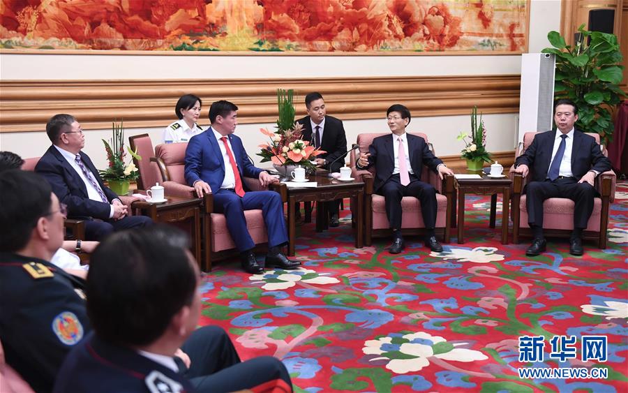 5月8日，中共中央政治局委員、中央政法委書(shū)記孟建柱在北京中南海會(huì)見(jiàn)蒙古國(guó)法律內(nèi)務(wù)部部長(zhǎng)賓巴朝格特。 新華社記者 張鐸 攝