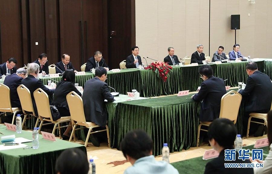 5月8日至10日，中共中央政治局常委、全國人大常委會委員長張德江視察澳門特別行政區(qū)。這是5月10日，張德江與教育工作者和學(xué)生代表座談。新華社記者 龐興雷 攝