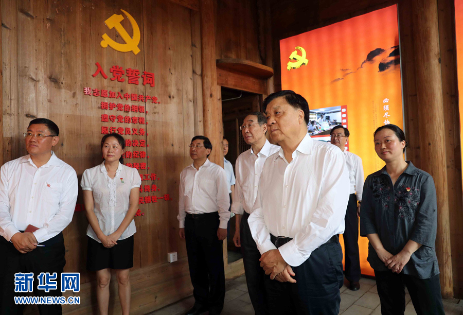 6月8日至10日，中共中央政治局常委、中央書記處書記劉云山在福建調(diào)研。這是6月9日，劉云山專程來到政和縣石圳村，深入了解廖俊波的事跡。新華社記者 劉衛(wèi)兵 攝