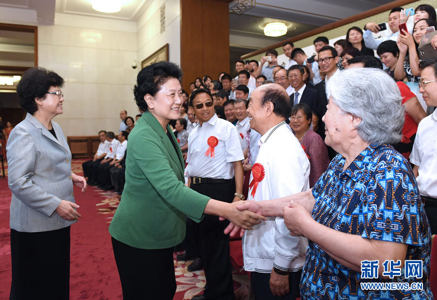 6月16日，中共中央政治局委員、國務(wù)院副總理劉延?xùn)|在北京看望出席中國人口福利基金會(huì)成立30周年座談會(huì)的歷屆“中華人口獎(jiǎng)”獲獎(jiǎng)?wù)叽怼Ｐ氯A社記者 饒愛民 攝