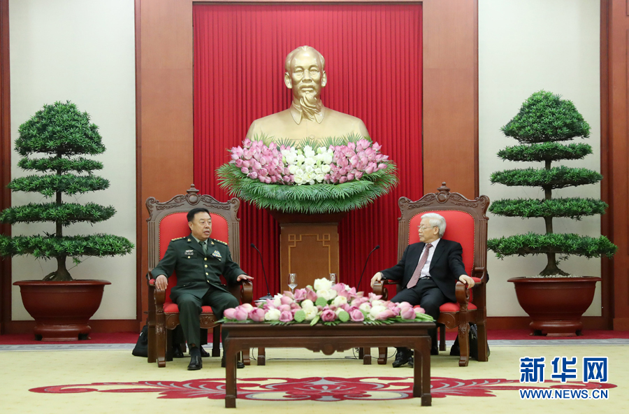 6月18日，在越南首都河內(nèi)，正在越南訪問(wèn)的中央軍委副主席范長(zhǎng)龍（左）會(huì)見越共中央總書記阮富仲。 新華社發(fā)（李曉偉攝） 