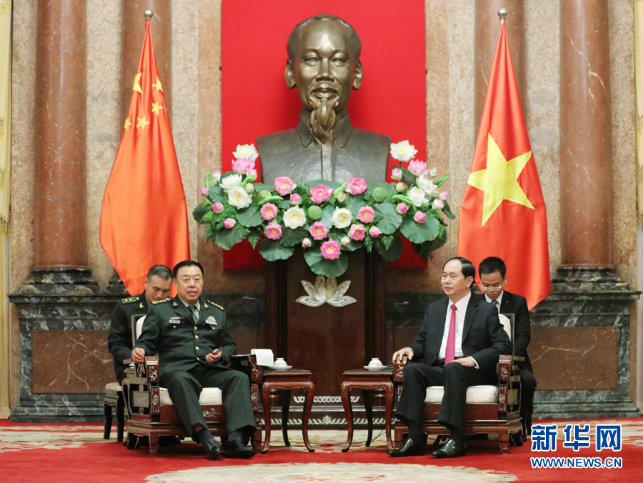 6月18日，在越南首都河內(nèi)，正在越南訪問(wèn)的中央軍委副主席范長(zhǎng)龍（左前）會(huì)見越南國(guó)家主席陳大光（右前）。 新華社發(fā)（李曉偉攝）