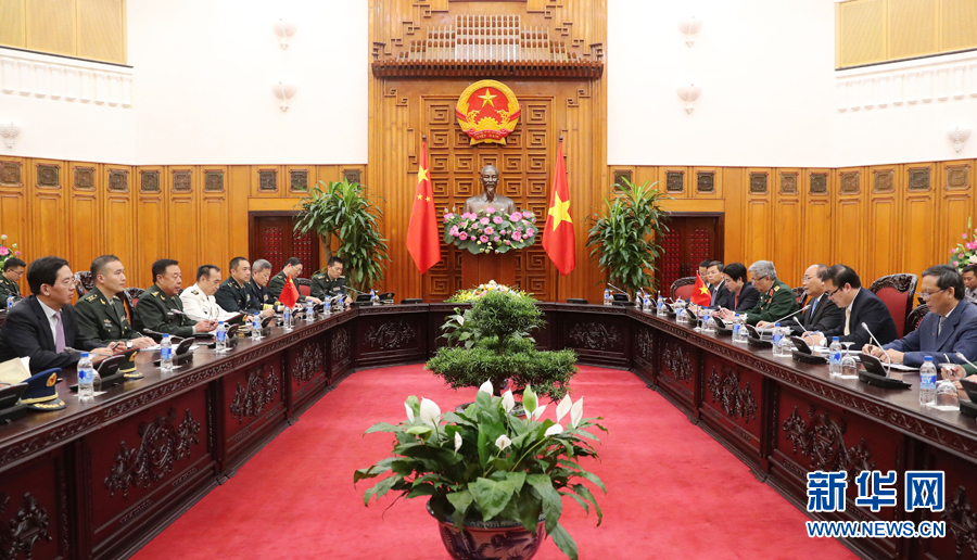 6月18日，在越南首都河內(nèi)，正在越南訪問(wèn)的中央軍委副主席范長(zhǎng)龍（左三）會(huì)見越南政府總理阮春福（右三）。 新華社發(fā)（李曉偉攝）