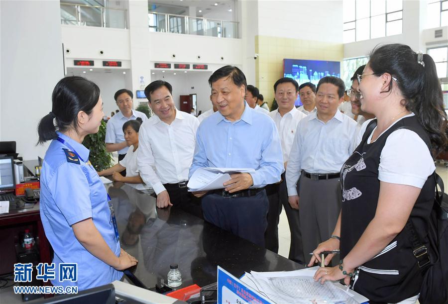 6月22日至24日，中共中央政治局常委、中央書記處書記劉云山在遼寧調(diào)研。這是6月22日，劉云山在中國（遼寧）自貿(mào)試驗(yàn)區(qū)營口片區(qū)與干部群眾深入交流。新華社記者 張鐸 攝