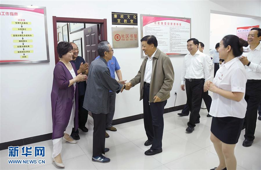 6月22日至24日，中共中央政治局常委、中央書記處書記劉云山在遼寧調(diào)研。這是6月23日，劉云山在錦州市西街社區(qū)與干部群眾深入交流。新華社記者 張鐸 攝
