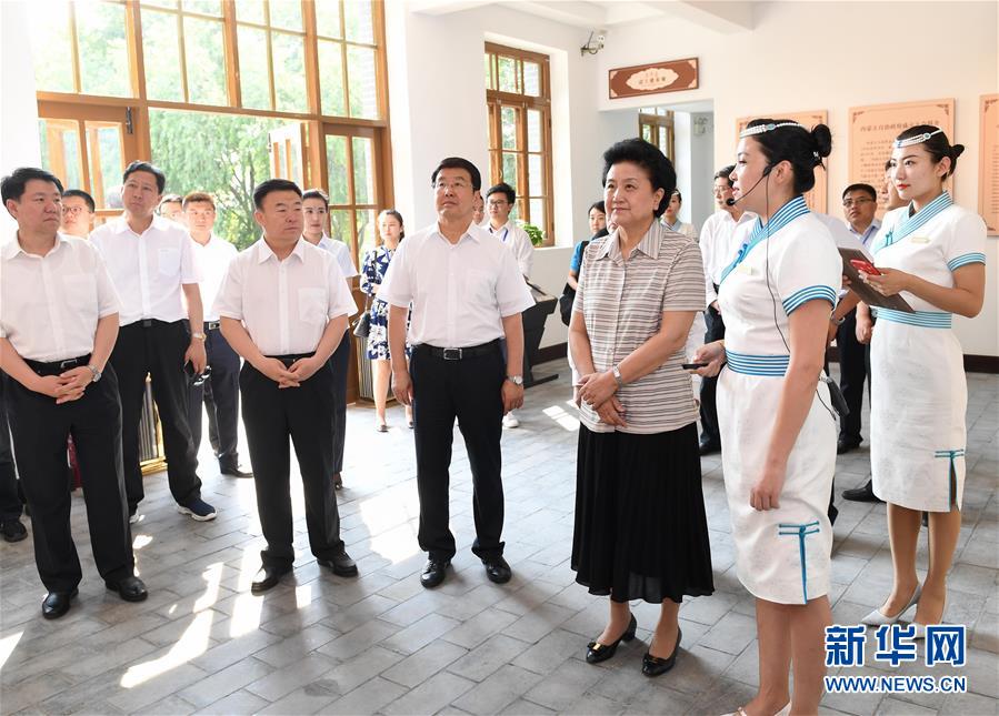 6月25日，全國民族團結(jié)進步創(chuàng)建經(jīng)驗交流現(xiàn)場會在內(nèi)蒙古興安盟召開，中共中央政治局委員、國務(wù)院副總理劉延?xùn)|出席會議并講話。在內(nèi)蒙古期間，劉延?xùn)|考察內(nèi)蒙古人民代表會議舊址即“五一會址”，深入社區(qū)看望各族干部群眾。這是劉延?xùn)|考察“五一會址”。新華社記者 陳曄華 攝