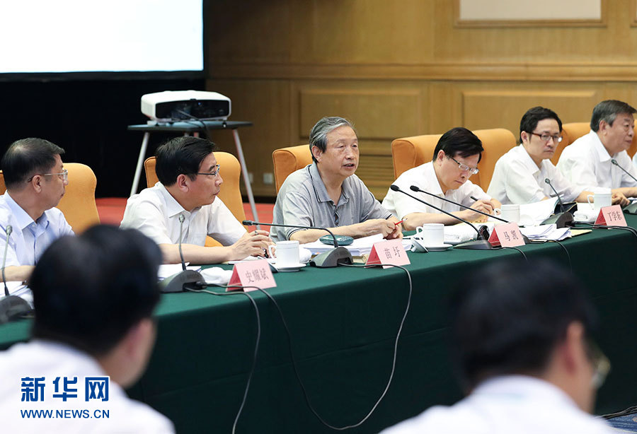 近日，中共中央政治局委員、國務院副總理馬凱在北京調(diào)研新能源汽車產(chǎn)業(yè)發(fā)展。這是7月4日，馬凱在北京深入新能源汽車充換電設施、充電服務平臺、分時租賃等單位調(diào)研，并主持召開推廣應用座談會。新華社記者 龐興雷 攝