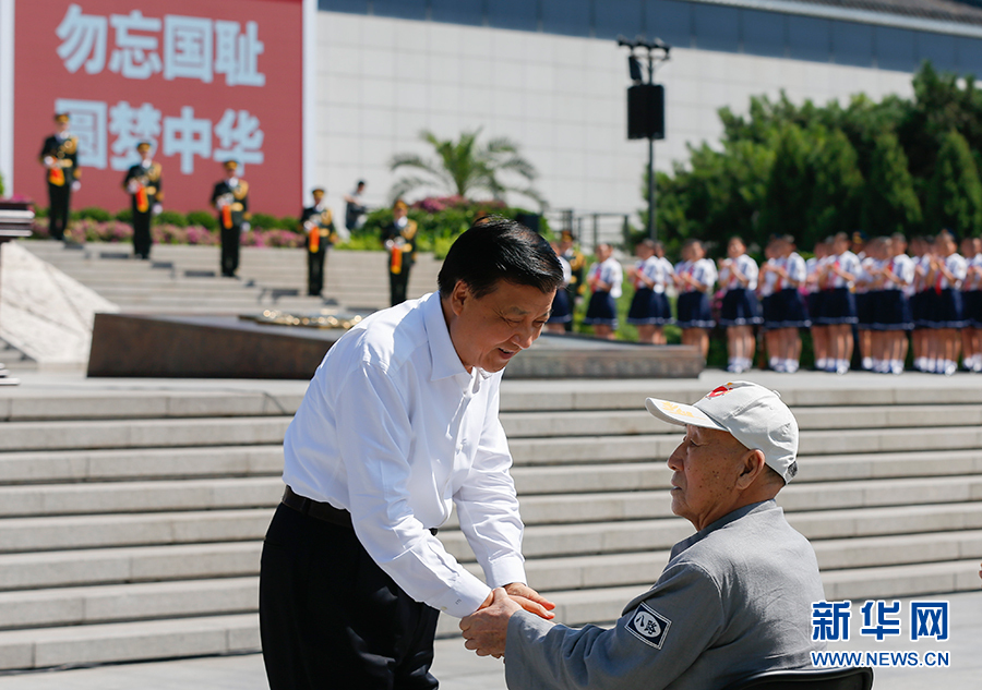 7月7日，紀(jì)念全民族抗戰(zhàn)爆發(fā)80周年儀式在中國人民抗日戰(zhàn)爭紀(jì)念館舉行。中共中央政治局常委、中央書記處書記劉云山出席儀式并講話。這是儀式開始前，劉云山與老八路代表握手。新華社記者崔新鈺攝