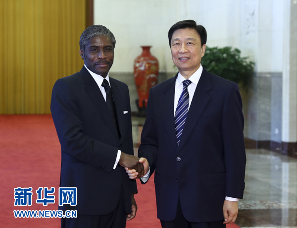 7月13日，中國(guó)國(guó)家副主席李源潮在北京人民大會(huì)堂與赤道幾內(nèi)亞副總統(tǒng)曼格會(huì)談。 新華社記者 謝環(huán)馳 攝