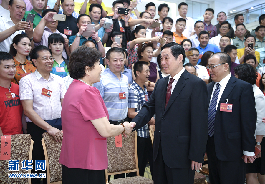 7月19日，中國(guó)曲藝家協(xié)會(huì)第八次全國(guó)代表大會(huì)在北京召開(kāi)。中共中央政治局委員、中央書(shū)記處書(shū)記、中宣部部長(zhǎng)劉奇葆出席開(kāi)幕式并講話。這是開(kāi)幕式前，劉奇葆接見(jiàn)與會(huì)代表。新華社記者 張領(lǐng) 攝