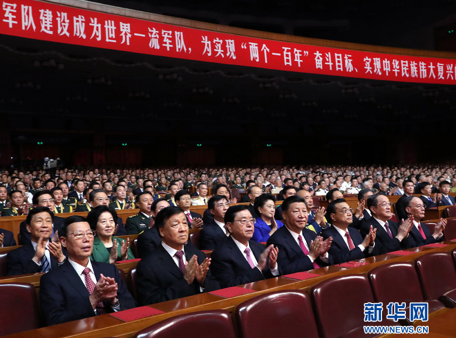 7月28日，慶祝中國(guó)人民解放軍建軍90周年文藝晚會(huì)《在黨的旗幟下》在北京人民大會(huì)堂舉行。中共中央總書(shū)記、國(guó)家主席、中央軍委主席習(xí)近平和李克強(qiáng)、張德江、俞正聲、劉云山、王岐山、張高麗等黨和國(guó)家領(lǐng)導(dǎo)人，與首都3000多名各界群眾一起觀看演出。新華社記者 馬占成 攝
